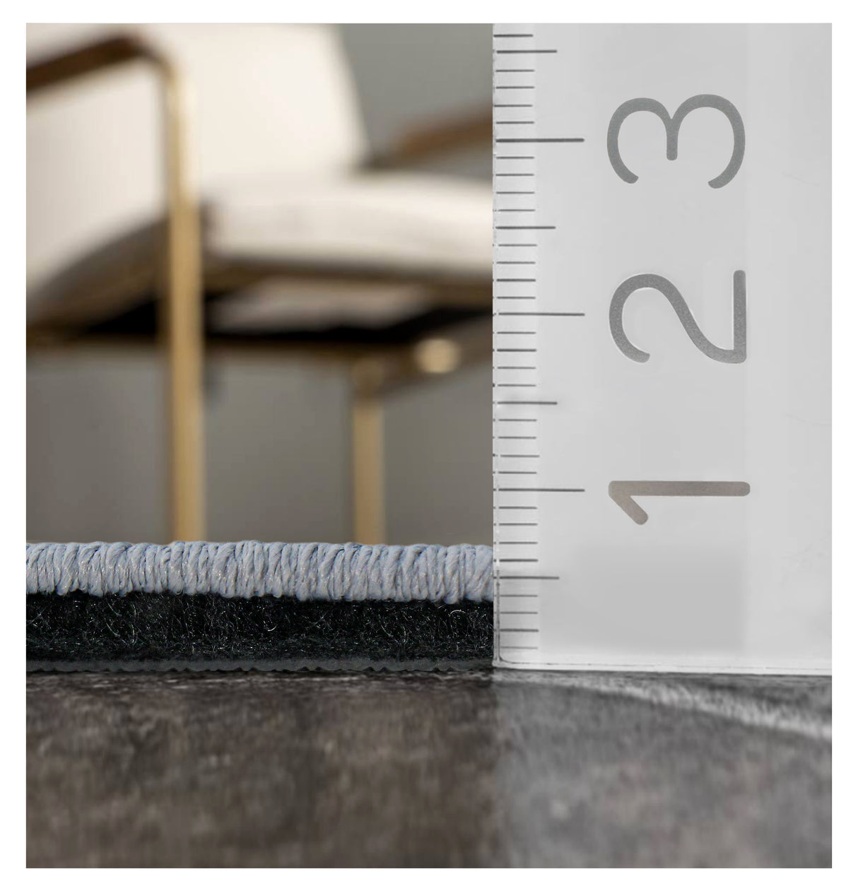 Vista que muestra la altura de la alfombra 'Serenity', destacando su grosor de aproximadamente centímetros y la textura suave que proporciona una capa de comodidad adicional al espacio.