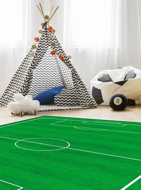 Alfombra de diseño de campo de fútbol en una habitación infantil, convirtiendo el espacio en un área ideal para jugar y disfrutar. Su color verde vibrante y las líneas claras atraen a los pequeños fanáticos del fútbol, haciendo de la habitación un lugar divertido y energético. Lavable en lavadora, base antideslizante, sin pelusas.