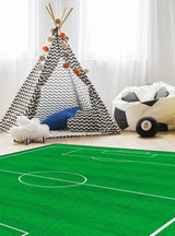 Alfombra de diseño de campo de fútbol en una habitación infantil, convirtiendo el espacio en un área ideal para jugar y disfrutar. Su color verde vibrante y las líneas claras atraen a los pequeños fanáticos del fútbol, haciendo de la habitación un lugar divertido y energético. Lavable en lavadora, base antideslizante, sin pelusas.