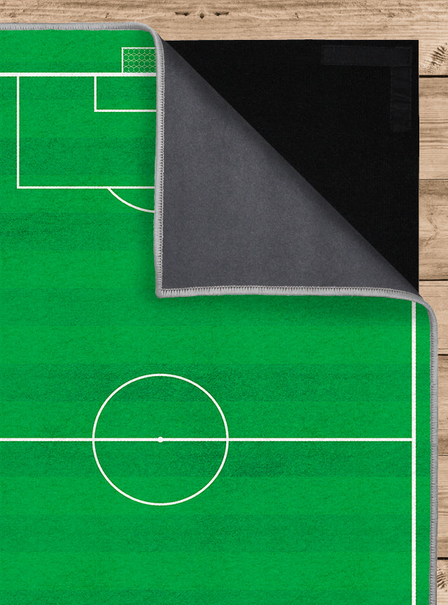 Vista de la alfombra de diseño de campo de fútbol mostrando tanto el frente como el reverso de la capa superior y la capa inferior antideslizante. El frente presenta un diseño vibrante de campo de fútbol con líneas claras, mientras que la parte trasera asegura la funcionalidad con su base antideslizante. Lavable en lavadora, sin pelusas.