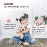 Bebé y mascota jugando sobre la alfombra 'Glimmer', destacando la comodidad y seguridad del diseño. Perfecta para familias, esta alfombra añade un toque elegante y es práctica para espacios vividos. Lavable, antideslizante, sin pelusas e hipoalergénica.