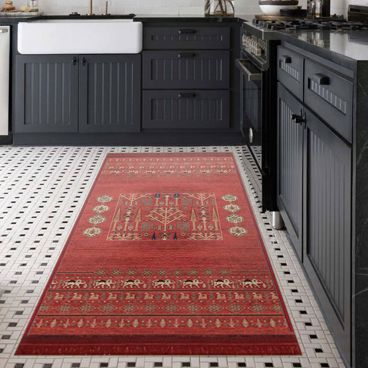 Alfombra 'Jardín Oriental' situada en una cocina, aportando un toque de color y elegancia con su vibrante fondo rojo y patrones detallados. Este diseño único no solo embellece el espacio sino que también añade confort y calidez, haciéndolo más acogedor y estiloso. Lavable en lavadora, antideslizante.