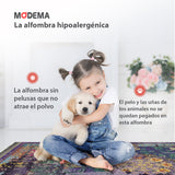 Bebé y mascota disfrutando sobre la alfombra 'Jazmín', con texto explicativo sobre sus características. Destaca su lavabilidad, base antideslizante, y propiedades hipoalergénicas, perfecta para hogares activos buscando estilo y seguridad.