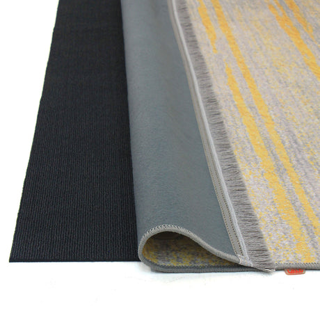 Vista completa del frente y reverso de la alfombra 'Luxora', destacando su diseño detallado y la base antideslizante. Además, esta alfombra es lavable en lavadora, combinando estilo con facilidad de mantenimiento.