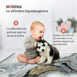 Niño y mascota sobre la alfombra 'Mármol', con texto en la imagen que destaca sus características: diseño en tonos de gris y blanco con toques dorados, lavable en lavadora, base antideslizante y sin pelusas