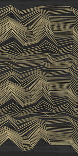 Alfombra 'Pulse' sobre un fondo blanco, mostrando su elegante patrón de chevron en dorado sobre un fondo oscuro. Añade un toque de lujo y estilo a cualquier habitación. Ideal para salas de estar, dormitorios o estudios, y es lavable en lavadora.