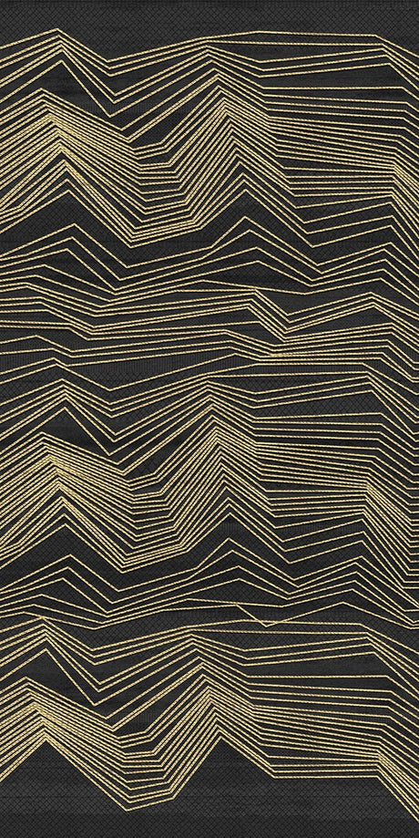 Alfombra 'Pulse' sobre un fondo blanco, mostrando su elegante patrón de chevron en dorado sobre un fondo oscuro. Añade un toque de lujo y estilo a cualquier habitación. Ideal para salas de estar, dormitorios o estudios, y es lavable en lavadora.