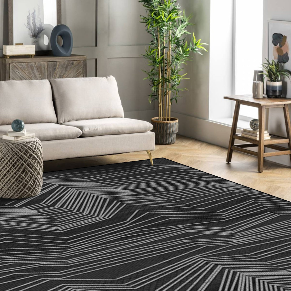 Alfombra 'Pulse' en un salón moderno y luminoso, destacando su diseño de zigzag en tonos grises que añade sofisticación y un toque de movimiento. Ideal para cualquier rincón que necesite estilo, y es lavable en lavadora.