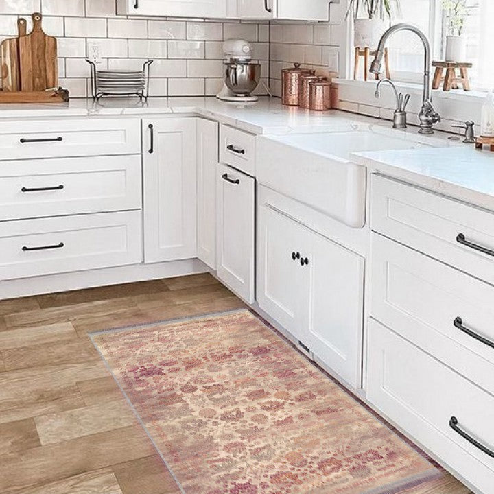 Alfombra vintage 'Rose' en una cocina, con su diseño floral y geométrico en tonos crema, rosas y rojos. Añade un toque de sofisticación y confort al espacio, y es lavable en lavadora.