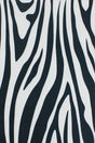 Alfombra 'Zebra' sobre un fondo blanco, destacando su patrón de rayas negras y blancas que imita el pelaje de una cebra, ideal para añadir un toque de estilo y versatilidad a cualquier decoración.