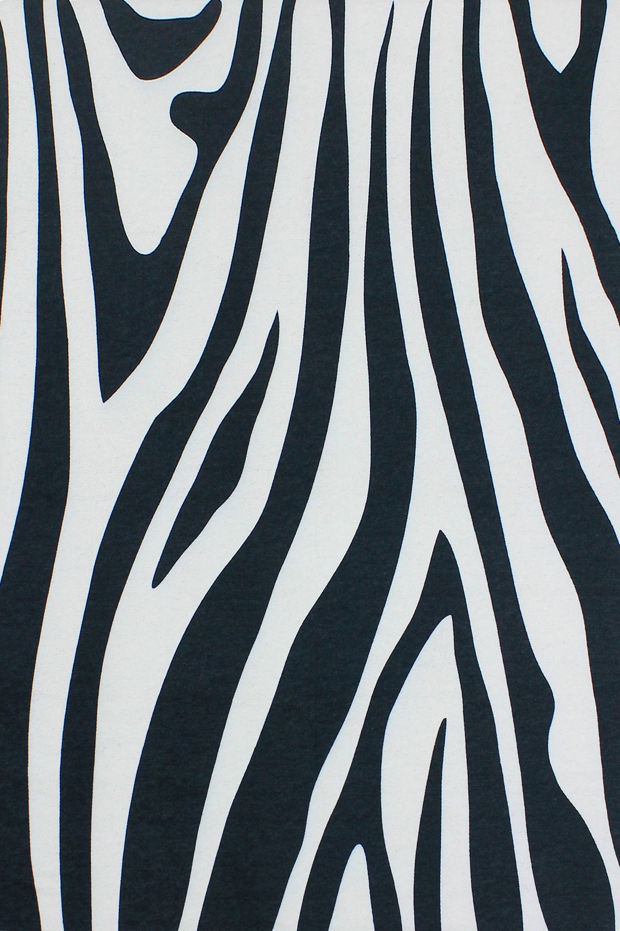 Alfombra 'Zebra' sobre un fondo blanco, destacando su patrón de rayas negras y blancas que imita el pelaje de una cebra, ideal para añadir un toque de estilo y versatilidad a cualquier decoración.