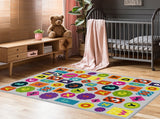 Alfombra colorida con el alfabeto en formas geométricas en una habitación infantil. El diseño presenta letras en tonos brillantes y patrones divertidos, combinando aprendizaje y diversión. La alfombra es lavable en lavadora y tiene una base antideslizante.