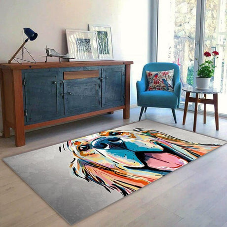 Alfombrilla 'Buddy' situada en una sala de estar moderna y luminosa, donde la impresión de la cara de un perro en colores vivos y patrones abstractos se convierte en el centro de atención. El diseño contemporáneo y llamativo añade un toque de originalidad y color al espacio. Lavable en lavadora, con base antideslizante y sin pelusa.