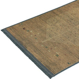 Esquina de la alfombra oriental 'Cedar', mostrando los pequeños animales decorativos y parte del patrón hipnótico que convergen en un diseño tradicional y elegante. Perfecta para añadir un toque auténtico y sofisticado a cualquier espacio. Lavable en lavadora, base antideslizante, sin pelusas e hipoalergénica.