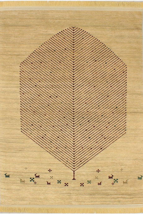 Alfombra oriental 'Cedar' sobre un fondo blanco, mostrando su diseño único con un árbol impresionante en el centro y un patrón decorativo que simboliza tradición y cultura. Los tonos terrosos y los detalles contrastantes resaltan su elegancia y sofisticación. Lavable en lavadora, base antideslizante, sin pelusas e hipoalergénica.