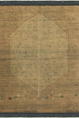 Alfombra oriental 'Cedar' sobre fondo blanco, exhibiendo un diseño central con un árbol simbólico y un patrón hipnótico, enriquecido con detalles de pequeños animales en el borde. Este diseño añade un toque de elegancia y cultura a cualquier hogar. Lavable en lavadora, base antideslizante, sin pelusas e hipoalergénica.