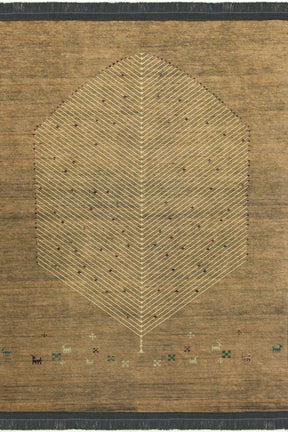 Alfombra oriental 'Cedar' sobre fondo blanco, exhibiendo un diseño central con un árbol simbólico y un patrón hipnótico, enriquecido con detalles de pequeños animales en el borde. Este diseño añade un toque de elegancia y cultura a cualquier hogar. Lavable en lavadora, base antideslizante, sin pelusas e hipoalergénica.