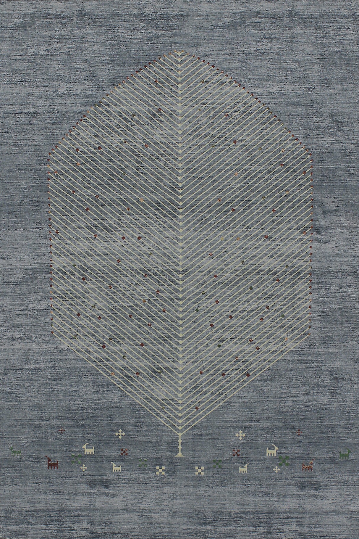 Alfombra oriental 'Cedar' sobre fondo blanco, destacando su diseño único con un árbol central y pequeños animales en el borde, en un tono terroso con detalles contrastantes. Ideal para añadir elegancia y un toque cultural a cualquier hogar. Lavable en lavadora, base antideslizante, sin pelusas e hipoalergénica.