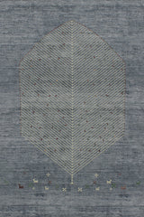 Alfombra oriental 'Cedar' sobre fondo blanco, destacando su diseño único con un árbol central y pequeños animales en el borde, en un tono terroso con detalles contrastantes. Ideal para añadir elegancia y un toque cultural a cualquier hogar. Lavable en lavadora, base antideslizante, sin pelusas e hipoalergénica.