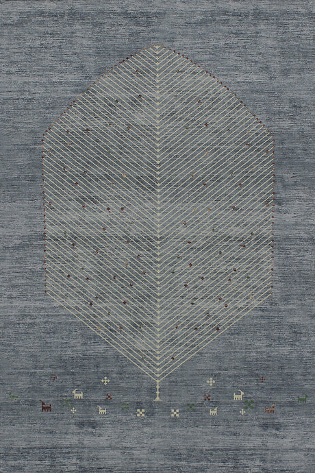 Alfombra oriental 'Cedar' sobre fondo blanco, destacando su diseño único con un árbol central y pequeños animales en el borde, en un tono terroso con detalles contrastantes. Ideal para añadir elegancia y un toque cultural a cualquier hogar. Lavable en lavadora, base antideslizante, sin pelusas e hipoalergénica.