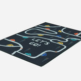 Alfombra de carretera sobre fondo blanco, resaltando coches coloridos y señales de tráfico que convierten cualquier espacio en una zona de juego divertida y emocionante. Perfecta para la habitación de los niños o una sala de juegos. Lavable en lavadora, base antideslizante, sin pelusas.