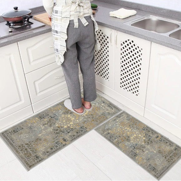 Alfombra 'Glimmer' situada en una cocina, combinando funcionalidad con diseño sofisticado. Su resistencia y facilidad de mantenimiento la hacen ideal para áreas de alto tráfico como cocinas, aportando estilo sin comprometer la practicidad. Lavable, antideslizante, sin pelusas.