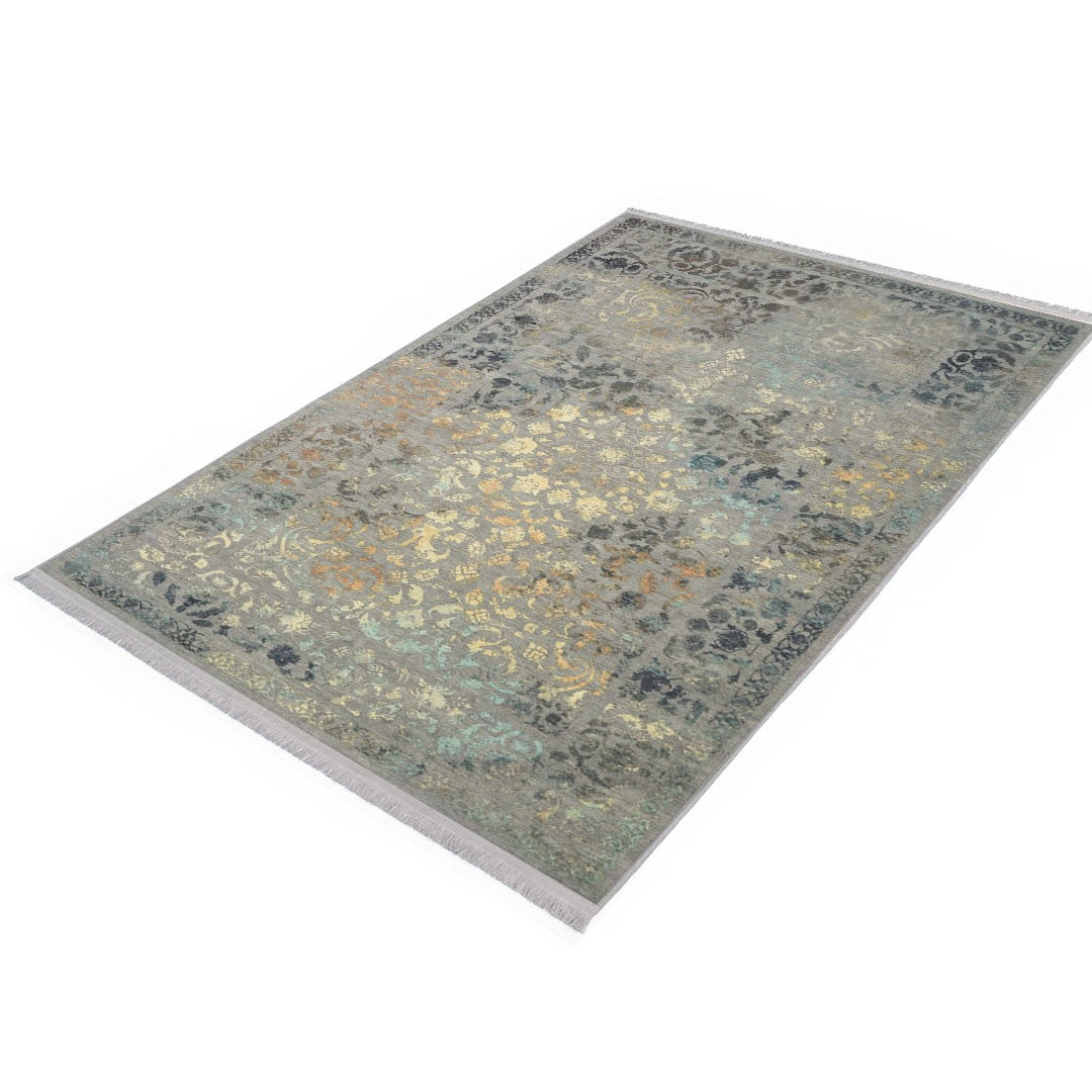 Alfombra 'Glimmer' sobre fondo blanco, resaltando su diseño elegante en tonos suaves y dorados con un patrón detallado que combina la tradición artesanal con el estilo contemporáneo. Ideal para añadir un ambiente cálido y con clase a cualquier decoración, prometiendo ser una adición duradera y memorable. Lavable en lavadora, base antideslizante, sin pelusas e hipoalergénica.