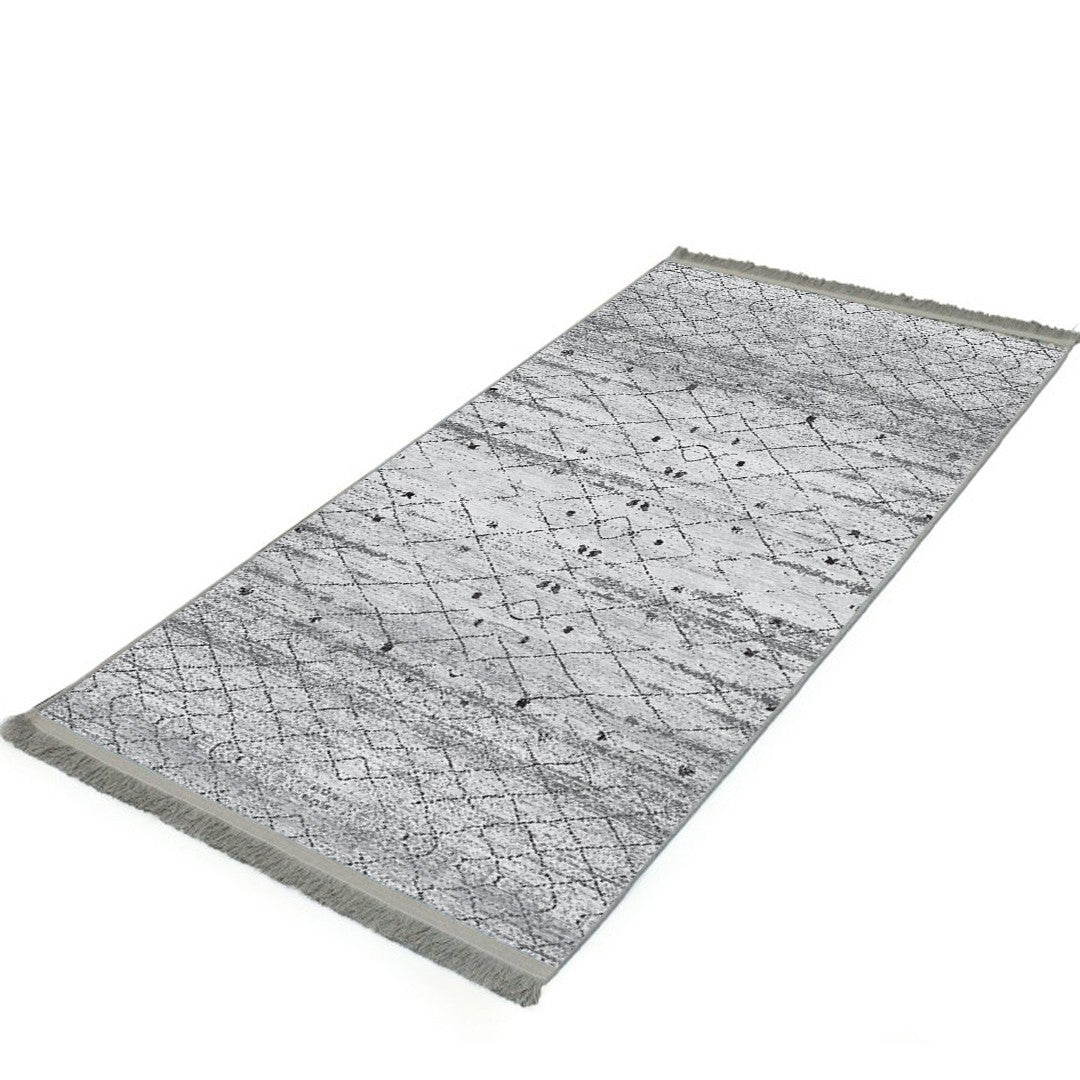 Alfombra 'Grace' sobre un fondo blanco, resaltando su diseño elegante que combina tradición y modernidad. Su paleta de colores versátil se adapta a cualquier decoración, ofreciendo distinción y calidez. Ideal para complementar y enriquecer la atmósfera de cualquier habitación con estilo y confort. Lavable en lavadora, base antideslizante, sin pelusas e hipoalergénica.