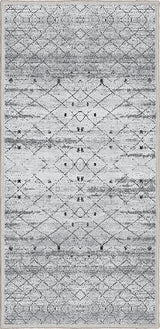 Alfombra 'Grace' sobre un fondo blanco, resaltando su diseño elegante que combina tradición y modernidad. Su paleta de colores versátil se adapta a cualquier decoración, ofreciendo distinción y calidez. Ideal para complementar y enriquecer la atmósfera de cualquier habitación con estilo y confort. Lavable en lavadora, base antideslizante, sin pelusas e hipoalergénica.