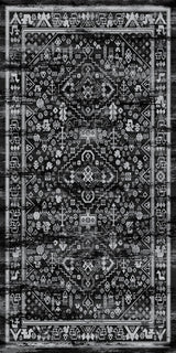 Alfombra 'Lustre' sobre un fondo blanco, resaltando su diseño simétrico con un medallón central y motivos geométricos en blanco, negro y gris, que aporta un toque de encanto vintage a cualquier espacio.