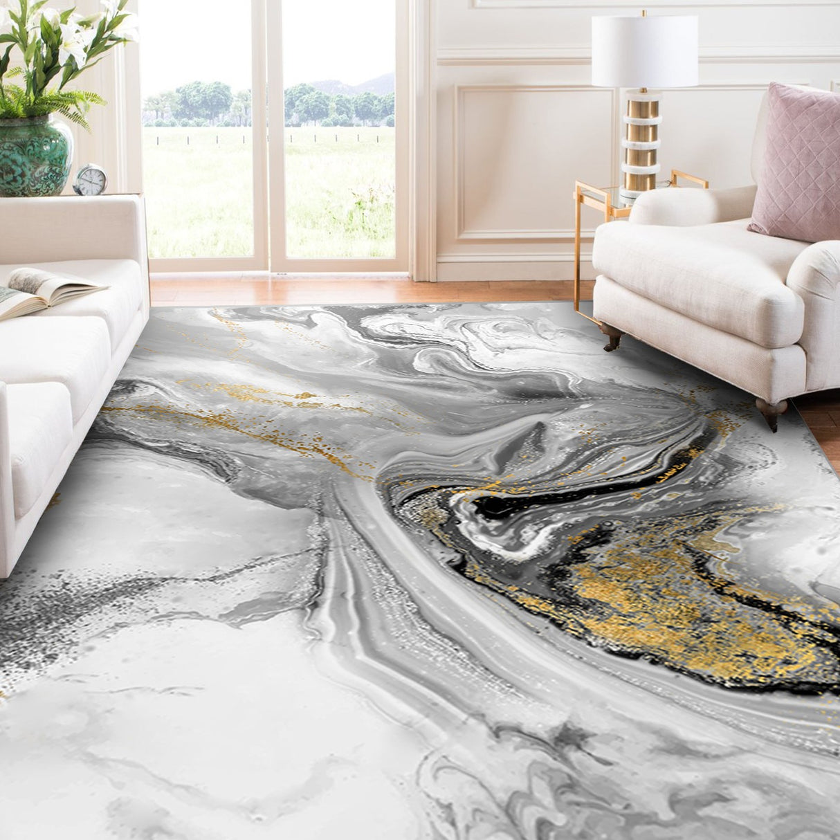 Alfombra 'Mármol' en una sala de estar moderna con muebles blancos. La alfombra presenta un diseño en tonos de gris y blanco con ondas fluidas y toques dorados, combinando elegancia y estilo en el ambiente