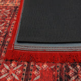 Vista completa del frente y reverso de la alfombra inspirada en la 'Pazyryk', destacando su vibrante diseño rojo y la base antideslizante. Cada hilo cuenta una historia, y la alfombra es lavable en lavadora, combinando estilo con funcionalidad.