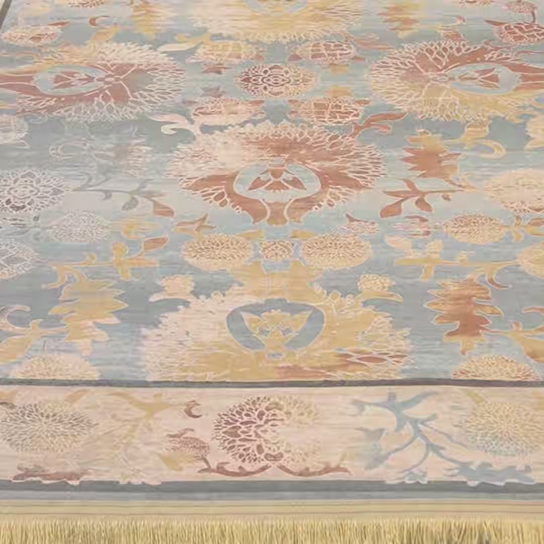 Video de la alfombra 'Ariel' mostrando todas sus características y detalles: diseño elegante con patrones florales y ornamentales en colores suaves, altura de las capas, base antideslizante, y facilidad de lavado en lavadora. No suelta pelusa y es perfecta para cualquier espacio.