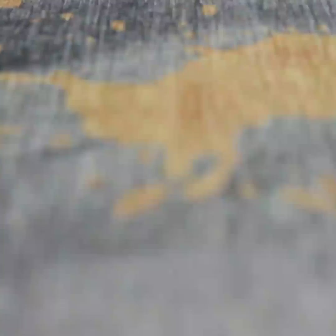 Video de la alfombra 'Prestige', mostrando su diseño abstracto en tonos grises oscuros y claros con toques dorados que evocan un cielo estrellado. Ideal para añadir lujo y sofisticación a cualquier estilo de decoración, la alfombra es lavable en lavadora para un mantenimiento fácil.