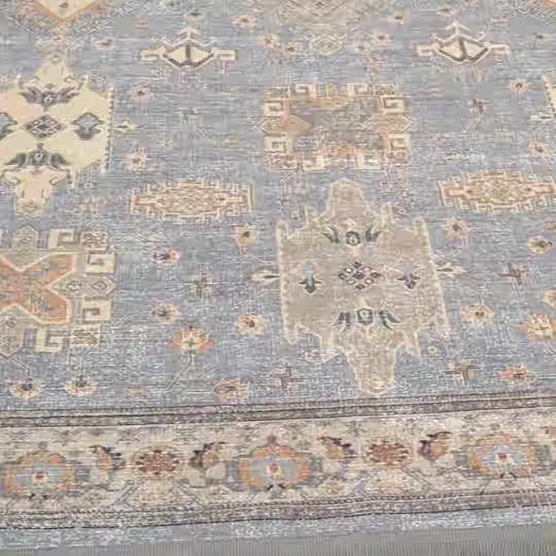 Video de la alfombra 'Eclipse', mostrando su patrón intrincado y detalles ornamentales que crean un punto focal estético, transformando cualquier espacio del hogar en un lugar acogedor y lleno de estilo. Ideal para salones o dormitorios, cada paso sobre esta alfombra es una experiencia visual y táctil inolvidable. Lavable en lavadora, base antideslizante, sin pelusas e hipoalergénica