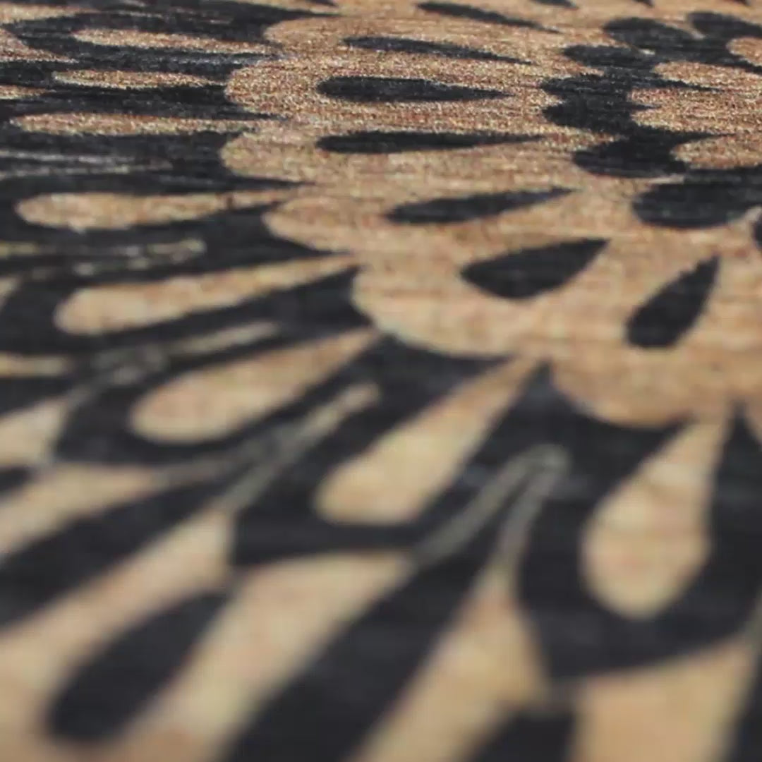 Video de la alfombra 'Mosaic', mostrando sus intrincados patrones dorados sobre un fondo oscuro. Esta pieza decorativa añade sofisticación y lujo a cualquier espacio, y es lavable en lavadora, combinando elegancia con practicidad.