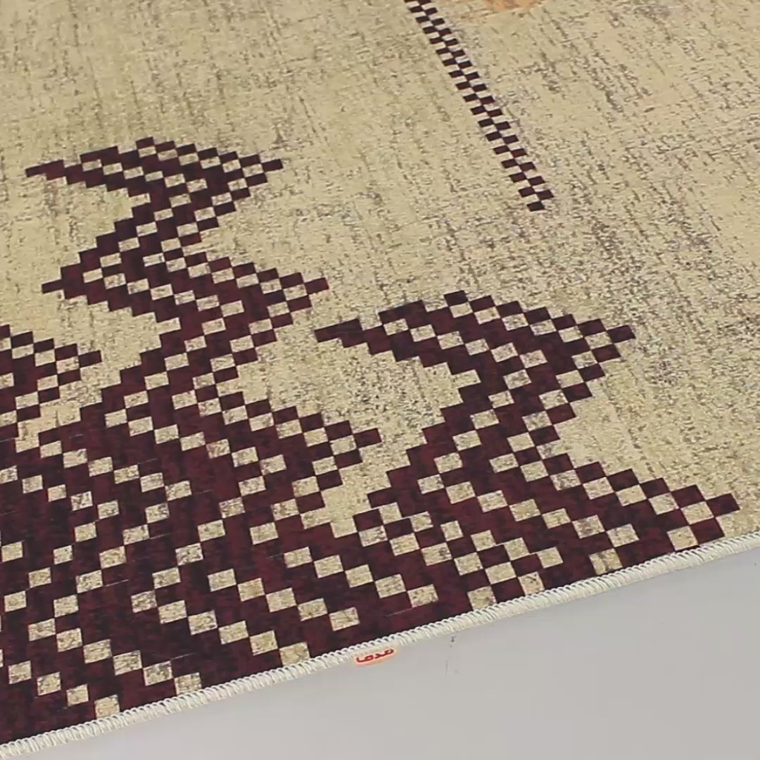 Video de la alfombra 'Sahara', mostrando su patrón de zigzag en tonos azules, marrones y cremas, y cómo las figuras de animales sutiles se integran en el diseño, añadiendo un toque de sofisticación y encanto.