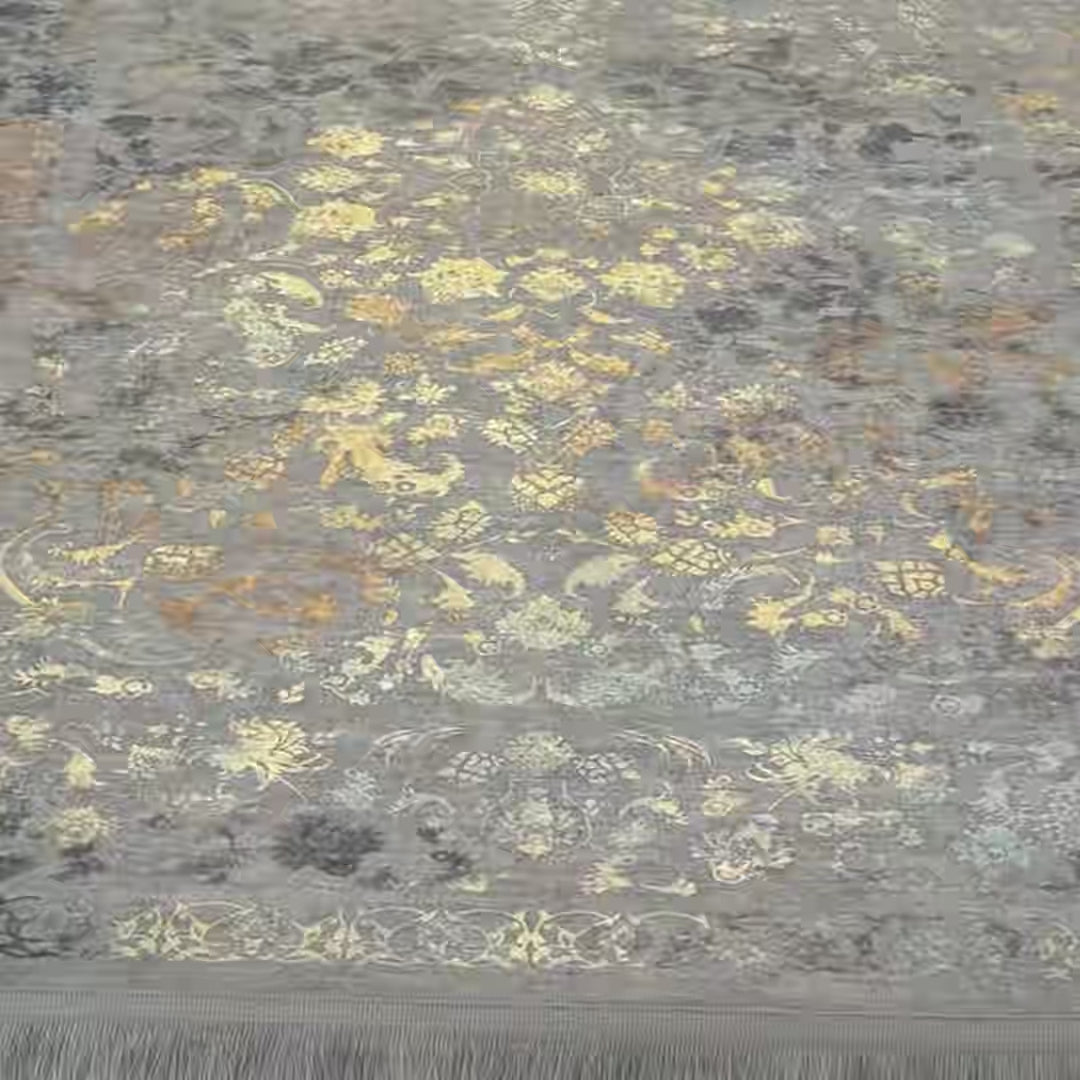 Video de la alfombra 'Glimmer', mostrando su patrón detallado en tonos suaves y dorados que reflejan la belleza de la artesanía tradicional con un toque contemporáneo. Este video destaca cómo la alfombra transforma cualquier espacio, como salones, dormitorios o estudios, en un refugio de lujo y sofisticación. Lavable en lavadora, base antideslizante, sin pelusas e hipoalergénica.
