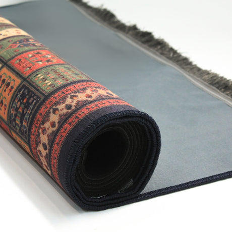 Alfombra 'Primavera' enrollada, destacando su diseño persa con colores vibrantes y patrones detallados. Añade un toque de lujo y tradición a cualquier habitación, y es lavable en lavadora para una fácil limpieza.