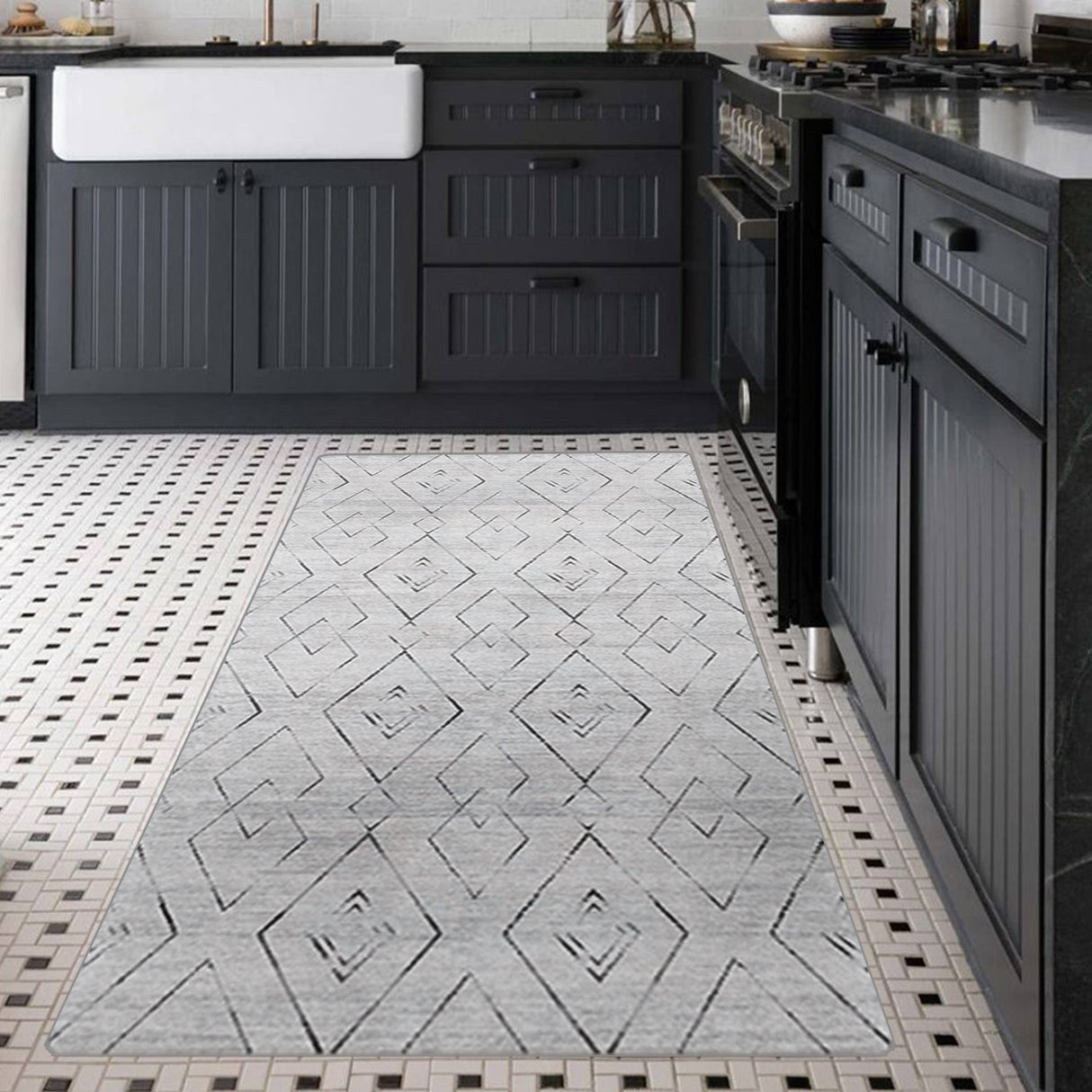 Alfombra 'Rhythm' en una cocina, destacando su diseño geométrico con diamantes entrelazados que añade un toque de sofisticación y confort al espacio. Ideal para cualquier estilo, y es lavable en lavadora.