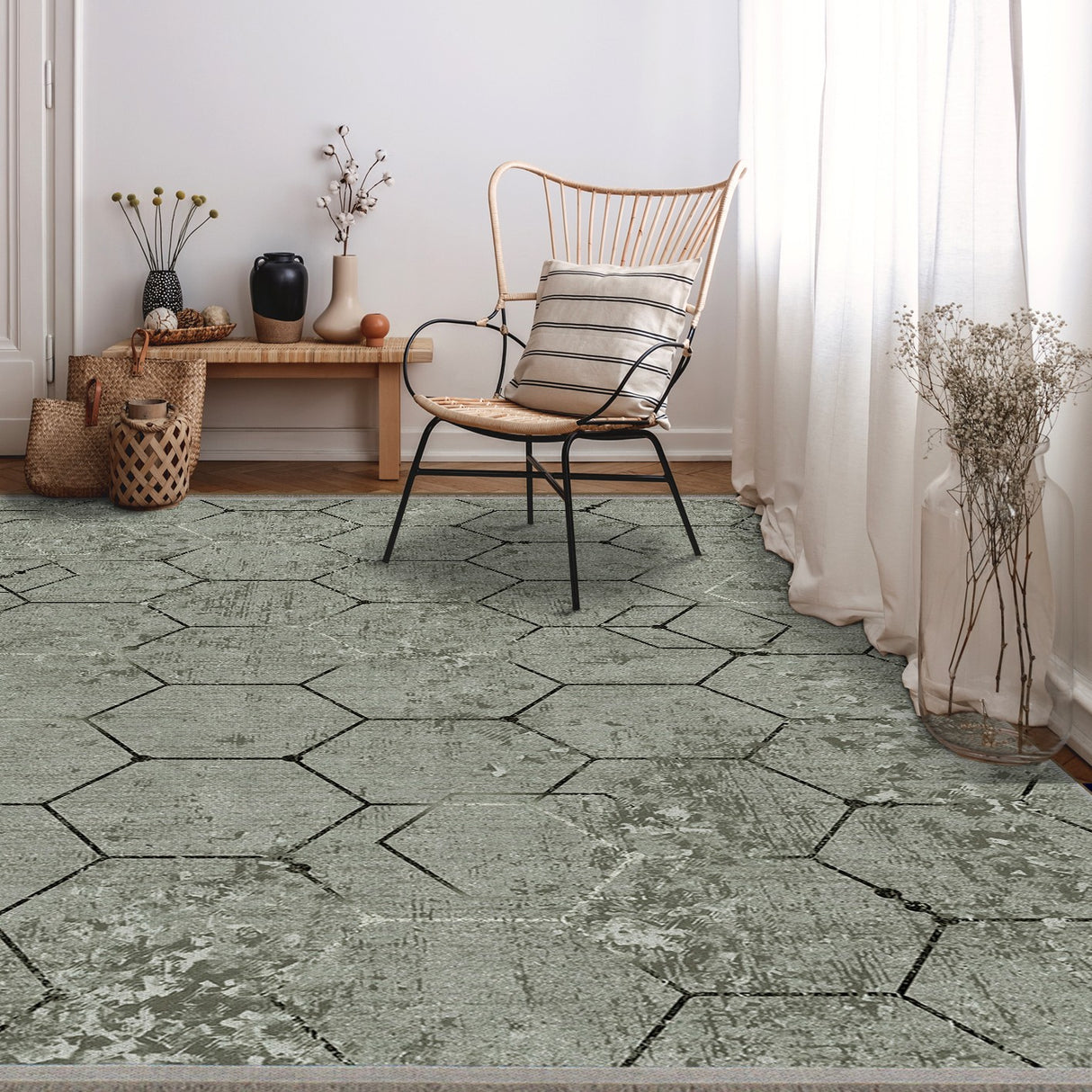 Alfombra 'Terra' en un salón moderno y luminoso, mostrando cómo su diseño hexagonal en tonos grises complementa el estilo contemporáneo del espacio.