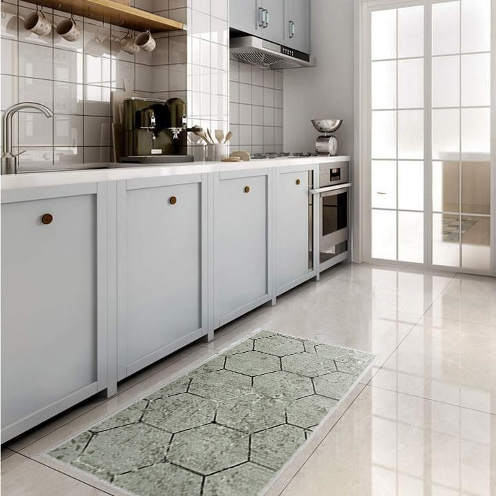 Alfombra 'Terra' en una cocina, combinando elegancia y funcionalidad con su patrón geométrico hexagonal en tonos grises que realza el estilo del espacio.